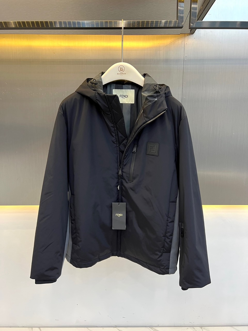 Fend芬迪、2026秋冬新品连帽轻量棉服夹克。 早秋街头最稳的帅气，这件必须拥有姓名！ 极简运动轻奢风，版型挺括超修饰