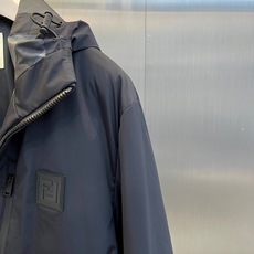 Fend芬迪、2026秋冬新品连帽轻量棉服夹克。 早秋街头最稳的帅气,这件必须拥有姓名! 极简运动轻奢风,版型挺括超修饰 Fend芬迪、2026秋冬新品连帽轻量棉服夹克。 早秋街头最稳的帅气,这件必须拥有姓名! 极简运动轻奢风,版型挺括超修饰