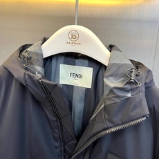 Fend芬迪、2026秋冬新品连帽轻量棉服夹克。 早秋街头最稳的帅气,这件必须拥有姓名! 极简运动轻奢风,版型挺括超修饰 Fend芬迪、2026秋冬新品连帽轻量棉服夹克。 早秋街头最稳的帅气,这件必须拥有姓名! 极简运动轻奢风,版型挺括超修饰