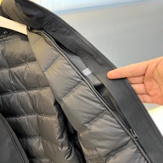 Loro Piana诺悠翩雅、2026秋冬新品可拆卸三合一羽绒服冲锋衣外套。 秋冬王炸组合来了!一件顶两件,实穿度直接拉 Loro Piana诺悠翩雅、2026秋冬新品可拆卸三合一羽绒服冲锋衣外套。 秋冬王炸组合来了!一件顶两件,实穿度直接拉