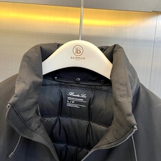 Loro Piana诺悠翩雅、2026秋冬新品可拆卸三合一羽绒服冲锋衣外套。 秋冬王炸组合来了!一件顶两件,实穿度直接拉 Loro Piana诺悠翩雅、2026秋冬新品可拆卸三合一羽绒服冲锋衣外套。 秋冬王炸组合来了!一件顶两件,实穿度直接拉