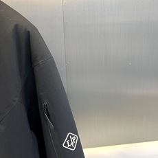Loro Piana诺悠翩雅、2026秋冬新品可拆卸三合一羽绒服冲锋衣外套。 秋冬王炸组合来了!一件顶两件,实穿度直接拉 Loro Piana诺悠翩雅、2026秋冬新品可拆卸三合一羽绒服冲锋衣外套。 秋冬王炸组合来了!一件顶两件,实穿度直接拉