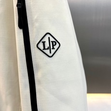 Loro Piana诺悠翩雅、2026秋冬新品可拆卸三合一羽绒服冲锋衣外套。 秋冬王炸组合来了!一件顶两件,实穿度直接拉 Loro Piana诺悠翩雅、2026秋冬新品可拆卸三合一羽绒服冲锋衣外套。 秋冬王炸组合来了!一件顶两件,实穿度直接拉