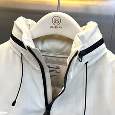 Loro Piana诺悠翩雅、2026秋冬新品可拆卸三合一羽绒服冲锋衣外套。 秋冬王炸组合来了!一件顶两件,实穿度直接拉 Loro Piana诺悠翩雅、2026秋冬新品可拆卸三合一羽绒服冲锋衣外套。 秋冬王炸组合来了!一件顶两件,实穿度直接拉