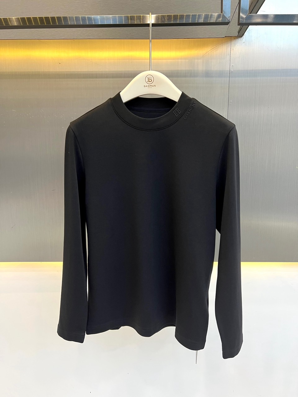 Given纪梵希、2026秋冬新品极简松弛感长袖T恤。 兄弟们，早秋刚需打底终于到位了！ 这款极简风长袖，47%棉+47