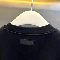 Given纪梵希、2026秋冬新品极简松弛感长袖T恤。 兄弟们,早秋刚需打底终于到位了! 这款极简风长袖,47%棉+47 Given纪梵希、2026秋冬新品极简松弛感长袖T恤。 兄弟们,早秋刚需打底终于到位了! 这款极简风长袖,47%棉+47