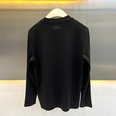 Given纪梵希、2026秋冬新品极简松弛感长袖T恤。 兄弟们,早秋刚需打底终于到位了! 这款极简风长袖,47%棉+47 Given纪梵希、2026秋冬新品极简松弛感长袖T恤。 兄弟们,早秋刚需打底终于到位了! 这款极简风长袖,47%棉+47