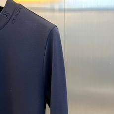 Given纪梵希、2026秋冬新品极简松弛感长袖T恤。 兄弟们,早秋刚需打底终于到位了! 这款极简风长袖,47%棉+47 Given纪梵希、2026秋冬新品极简松弛感长袖T恤。 兄弟们,早秋刚需打底终于到位了! 这款极简风长袖,47%棉+47