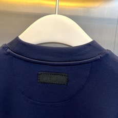 Given纪梵希、2026秋冬新品极简松弛感长袖T恤。 兄弟们,早秋刚需打底终于到位了! 这款极简风长袖,47%棉+47 Given纪梵希、2026秋冬新品极简松弛感长袖T恤。 兄弟们,早秋刚需打底终于到位了! 这款极简风长袖,47%棉+47