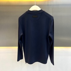 Given纪梵希、2026秋冬新品极简松弛感长袖T恤。 兄弟们,早秋刚需打底终于到位了! 这款极简风长袖,47%棉+47 Given纪梵希、2026秋冬新品极简松弛感长袖T恤。 兄弟们,早秋刚需打底终于到位了! 这款极简风长袖,47%棉+47