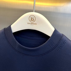 Given纪梵希、2026秋冬新品极简松弛感长袖T恤。 兄弟们,早秋刚需打底终于到位了! 这款极简风长袖,47%棉+47 Given纪梵希、2026秋冬新品极简松弛感长袖T恤。 兄弟们,早秋刚需打底终于到位了! 这款极简风长袖,47%棉+47