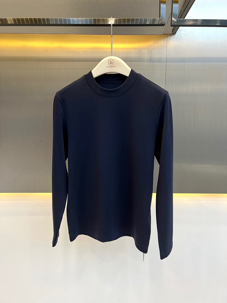 Given纪梵希、2026秋冬新品极简松弛感长袖T恤。 兄弟们，早秋刚需打底终于到位了！ 这款极简风长袖，47%棉+47