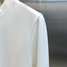 Given纪梵希、2026秋冬新品极简松弛感长袖T恤。 兄弟们,早秋刚需打底终于到位了! 这款极简风长袖,47%棉+47 Given纪梵希、2026秋冬新品极简松弛感长袖T恤。 兄弟们,早秋刚需打底终于到位了! 这款极简风长袖,47%棉+47