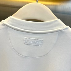 Given纪梵希、2026秋冬新品极简松弛感长袖T恤。 兄弟们,早秋刚需打底终于到位了! 这款极简风长袖,47%棉+47 Given纪梵希、2026秋冬新品极简松弛感长袖T恤。 兄弟们,早秋刚需打底终于到位了! 这款极简风长袖,47%棉+47