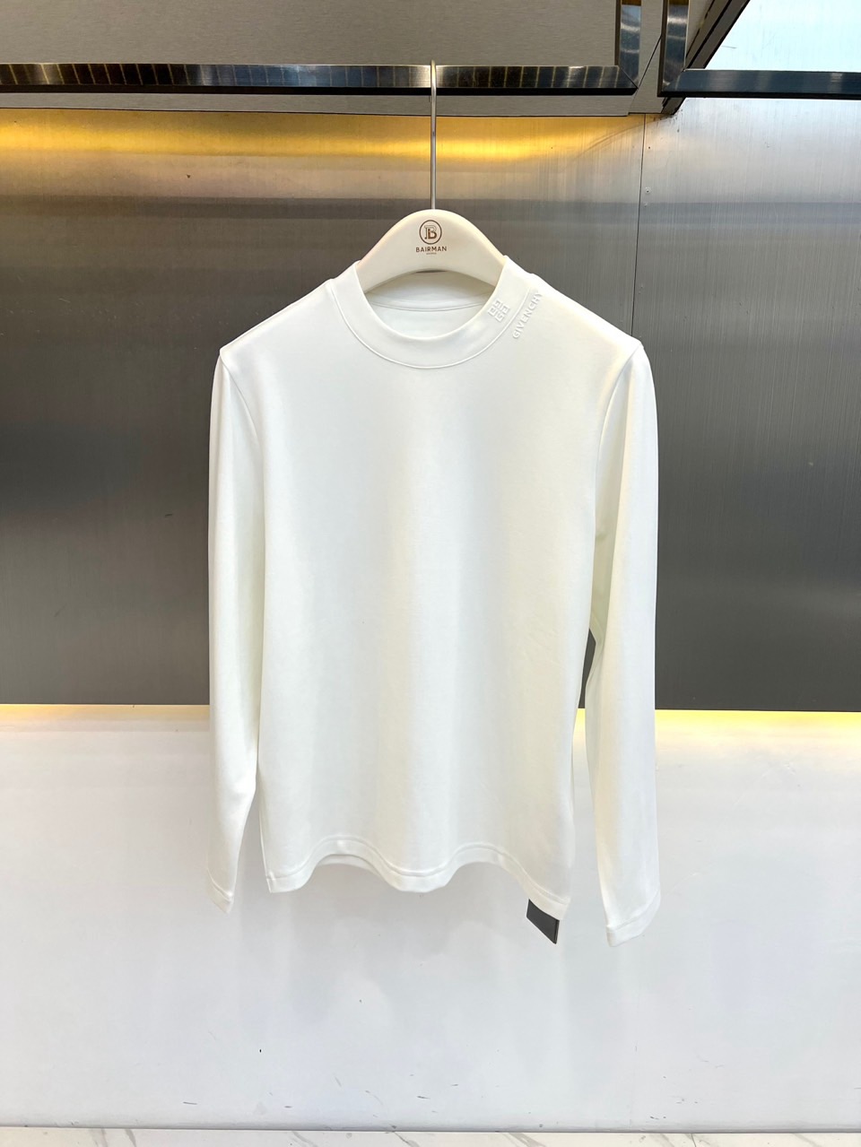 Given纪梵希、2026秋冬新品极简松弛感长袖T恤。 兄弟们，早秋刚需打底终于到位了！ 这款极简风长袖，47%棉+47