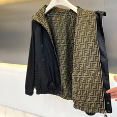 Fend芬迪、2026秋冬新品双面穿老花连帽夹克外套。 这件衣服简直是秋冬通勤的“王炸”!一件衣服两种气场,轻松拿捏。 Fend芬迪、2026秋冬新品双面穿老花连帽夹克外套。 这件衣服简直是秋冬通勤的“王炸”!一件衣服两种气场,轻松拿捏。