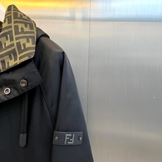 Fend芬迪、2026秋冬新品双面穿老花连帽夹克外套。 这件衣服简直是秋冬通勤的“王炸”!一件衣服两种气场,轻松拿捏。 Fend芬迪、2026秋冬新品双面穿老花连帽夹克外套。 这件衣服简直是秋冬通勤的“王炸”!一件衣服两种气场,轻松拿捏。