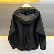 Fend芬迪、2026秋冬新品双面穿老花连帽夹克外套。 这件衣服简直是秋冬通勤的“王炸”!一件衣服两种气场,轻松拿捏。 Fend芬迪、2026秋冬新品双面穿老花连帽夹克外套。 这件衣服简直是秋冬通勤的“王炸”!一件衣服两种气场,轻松拿捏。