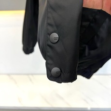 Fend芬迪、2026秋冬新品双面穿老花连帽夹克外套。 这件衣服简直是秋冬通勤的“王炸”!一件衣服两种气场,轻松拿捏。 Fend芬迪、2026秋冬新品双面穿老花连帽夹克外套。 这件衣服简直是秋冬通勤的“王炸”!一件衣服两种气场,轻松拿捏。