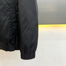 Fend芬迪、2026秋冬新品双面穿老花连帽夹克外套。 这件衣服简直是秋冬通勤的“王炸”!一件衣服两种气场,轻松拿捏。 Fend芬迪、2026秋冬新品双面穿老花连帽夹克外套。 这件衣服简直是秋冬通勤的“王炸”!一件衣服两种气场,轻松拿捏。
