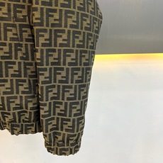 Fend芬迪、2026秋冬新品双面穿老花连帽夹克外套。 这件衣服简直是秋冬通勤的“王炸”!一件衣服两种气场,轻松拿捏。 Fend芬迪、2026秋冬新品双面穿老花连帽夹克外套。 这件衣服简直是秋冬通勤的“王炸”!一件衣服两种气场,轻松拿捏。