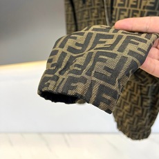Fend芬迪、2026秋冬新品双面穿老花连帽夹克外套。 这件衣服简直是秋冬通勤的“王炸”!一件衣服两种气场,轻松拿捏。 Fend芬迪、2026秋冬新品双面穿老花连帽夹克外套。 这件衣服简直是秋冬通勤的“王炸”!一件衣服两种气场,轻松拿捏。