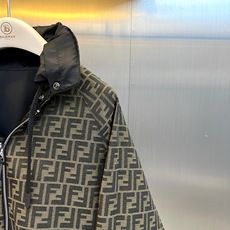 Fend芬迪、2026秋冬新品双面穿老花连帽夹克外套。 这件衣服简直是秋冬通勤的“王炸”!一件衣服两种气场,轻松拿捏。 Fend芬迪、2026秋冬新品双面穿老花连帽夹克外套。 这件衣服简直是秋冬通勤的“王炸”!一件衣服两种气场,轻松拿捏。