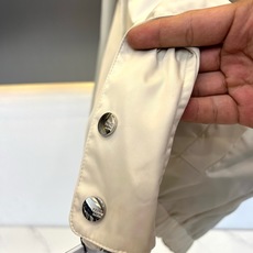 Fend芬迪、2026秋冬新品双面穿老花连帽夹克外套。 这件衣服简直是秋冬通勤的“王炸”!一件衣服两种气场,轻松拿捏。 Fend芬迪、2026秋冬新品双面穿老花连帽夹克外套。 这件衣服简直是秋冬通勤的“王炸”!一件衣服两种气场,轻松拿捏。