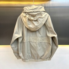 Fend芬迪、2026秋冬新品双面穿老花连帽夹克外套。 这件衣服简直是秋冬通勤的“王炸”!一件衣服两种气场,轻松拿捏。 Fend芬迪、2026秋冬新品双面穿老花连帽夹克外套。 这件衣服简直是秋冬通勤的“王炸”!一件衣服两种气场,轻松拿捏。