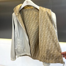 Fend芬迪、2026秋冬新品双面穿老花连帽夹克外套。 这件衣服简直是秋冬通勤的“王炸”!一件衣服两种气场,轻松拿捏。 Fend芬迪、2026秋冬新品双面穿老花连帽夹克外套。 这件衣服简直是秋冬通勤的“王炸”!一件衣服两种气场,轻松拿捏。