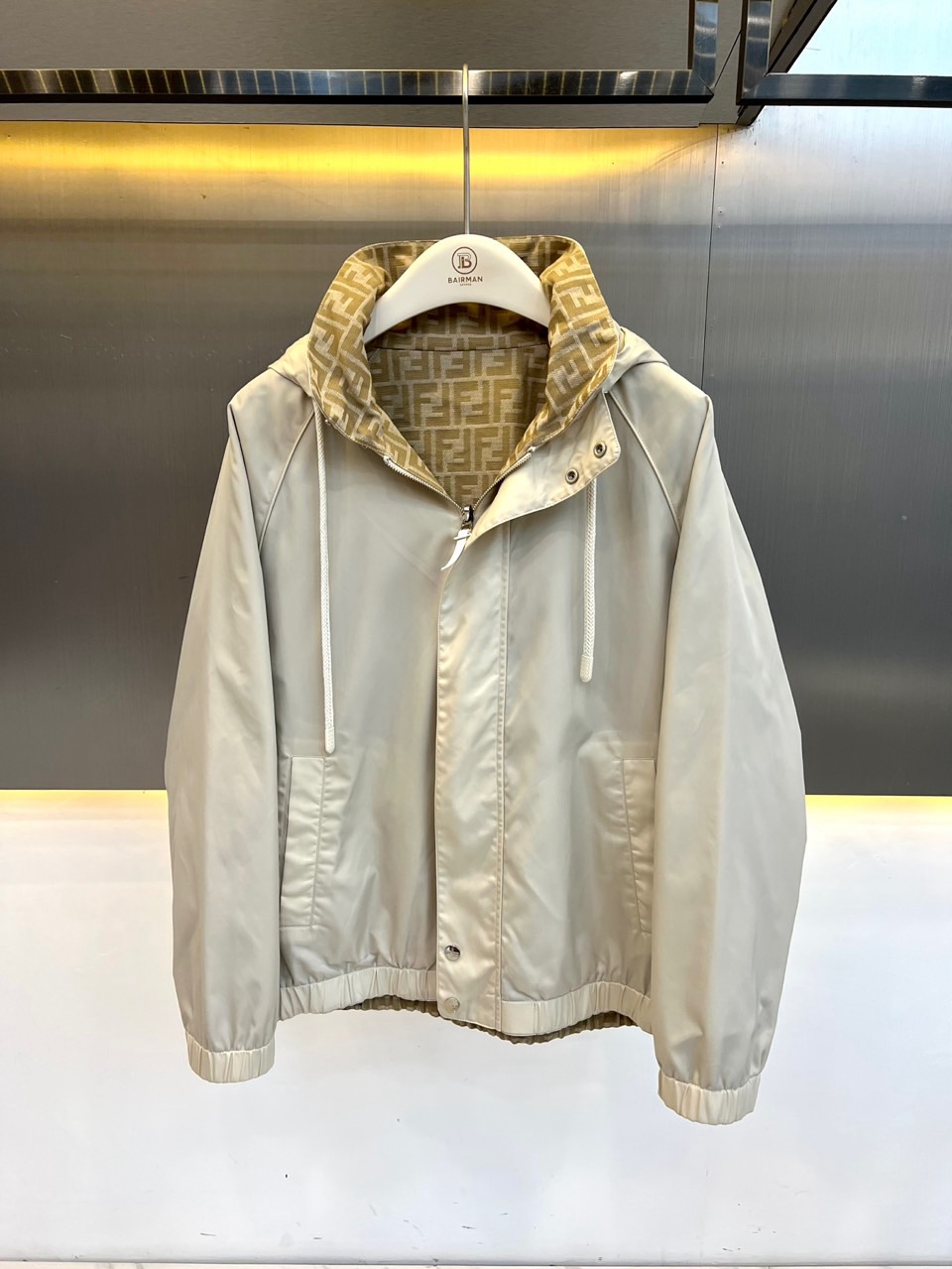 Fend芬迪、2026秋冬新品双面穿老花连帽夹克外套。 这件衣服简直是秋冬通勤的“王炸”！一件衣服两种气场，轻松拿捏。 