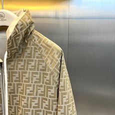 Fend芬迪、2026秋冬新品双面穿老花连帽夹克外套。 这件衣服简直是秋冬通勤的“王炸”!一件衣服两种气场,轻松拿捏。 Fend芬迪、2026秋冬新品双面穿老花连帽夹克外套。 这件衣服简直是秋冬通勤的“王炸”!一件衣服两种气场,轻松拿捏。