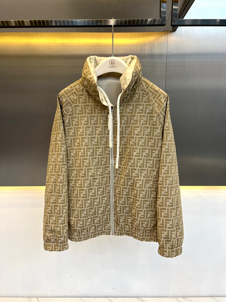 Fend芬迪、2026秋冬新品双面穿老花连帽夹克外套。 这件衣服简直是秋冬通勤的“王炸”！一件衣服两种气场，轻松拿捏。 