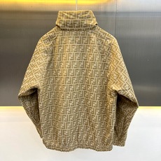 Fend芬迪、2026秋冬新品双面穿老花连帽夹克外套。 这件衣服简直是秋冬通勤的“王炸”!一件衣服两种气场,轻松拿捏。 Fend芬迪、2026秋冬新品双面穿老花连帽夹克外套。 这件衣服简直是秋冬通勤的“王炸”!一件衣服两种气场,轻松拿捏。