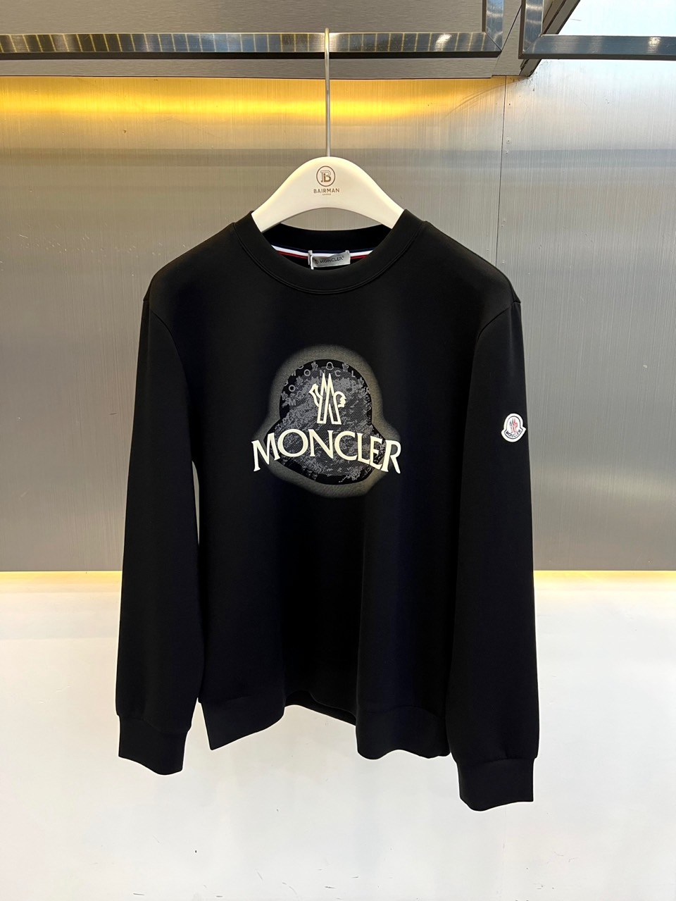 Mon蒙口、2026秋冬新品经典圆领卫衣。 这件衣服上身简直就是秋冬型男的通关密码！经典的纯色调自带高级感，随便一搭就能