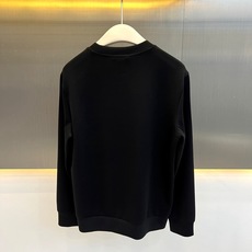 Mon蒙口、2026秋冬新品经典圆领卫衣。 这件衣服上身简直就是秋冬型男的通关密码!经典的纯色调自带高级感,随便一搭就能 Mon蒙口、2026秋冬新品经典圆领卫衣。 这件衣服上身简直就是秋冬型男的通关密码!经典的纯色调自带高级感,随便一搭就能