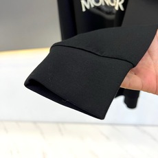 Mon蒙口、2026秋冬新品经典圆领卫衣。 这件衣服上身简直就是秋冬型男的通关密码!经典的纯色调自带高级感,随便一搭就能 Mon蒙口、2026秋冬新品经典圆领卫衣。 这件衣服上身简直就是秋冬型男的通关密码!经典的纯色调自带高级感,随便一搭就能