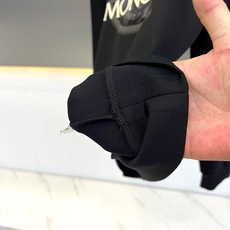 Mon蒙口、2026秋冬新品经典圆领卫衣。 这件衣服上身简直就是秋冬型男的通关密码!经典的纯色调自带高级感,随便一搭就能 Mon蒙口、2026秋冬新品经典圆领卫衣。 这件衣服上身简直就是秋冬型男的通关密码!经典的纯色调自带高级感,随便一搭就能
