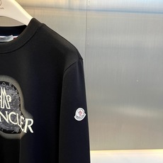 Mon蒙口、2026秋冬新品经典圆领卫衣。 这件衣服上身简直就是秋冬型男的通关密码!经典的纯色调自带高级感,随便一搭就能 Mon蒙口、2026秋冬新品经典圆领卫衣。 这件衣服上身简直就是秋冬型男的通关密码!经典的纯色调自带高级感,随便一搭就能