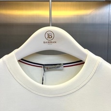 Mon蒙口、2026秋冬新品经典圆领卫衣。 这件衣服上身简直就是秋冬型男的通关密码!经典的纯色调自带高级感,随便一搭就能 Mon蒙口、2026秋冬新品经典圆领卫衣。 这件衣服上身简直就是秋冬型男的通关密码!经典的纯色调自带高级感,随便一搭就能