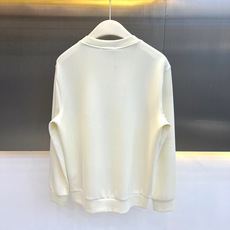 Mon蒙口、2026秋冬新品经典圆领卫衣。 这件衣服上身简直就是秋冬型男的通关密码!经典的纯色调自带高级感,随便一搭就能 Mon蒙口、2026秋冬新品经典圆领卫衣。 这件衣服上身简直就是秋冬型男的通关密码!经典的纯色调自带高级感,随便一搭就能