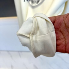 Mon蒙口、2026秋冬新品经典圆领卫衣。 这件衣服上身简直就是秋冬型男的通关密码!经典的纯色调自带高级感,随便一搭就能 Mon蒙口、2026秋冬新品经典圆领卫衣。 这件衣服上身简直就是秋冬型男的通关密码!经典的纯色调自带高级感,随便一搭就能