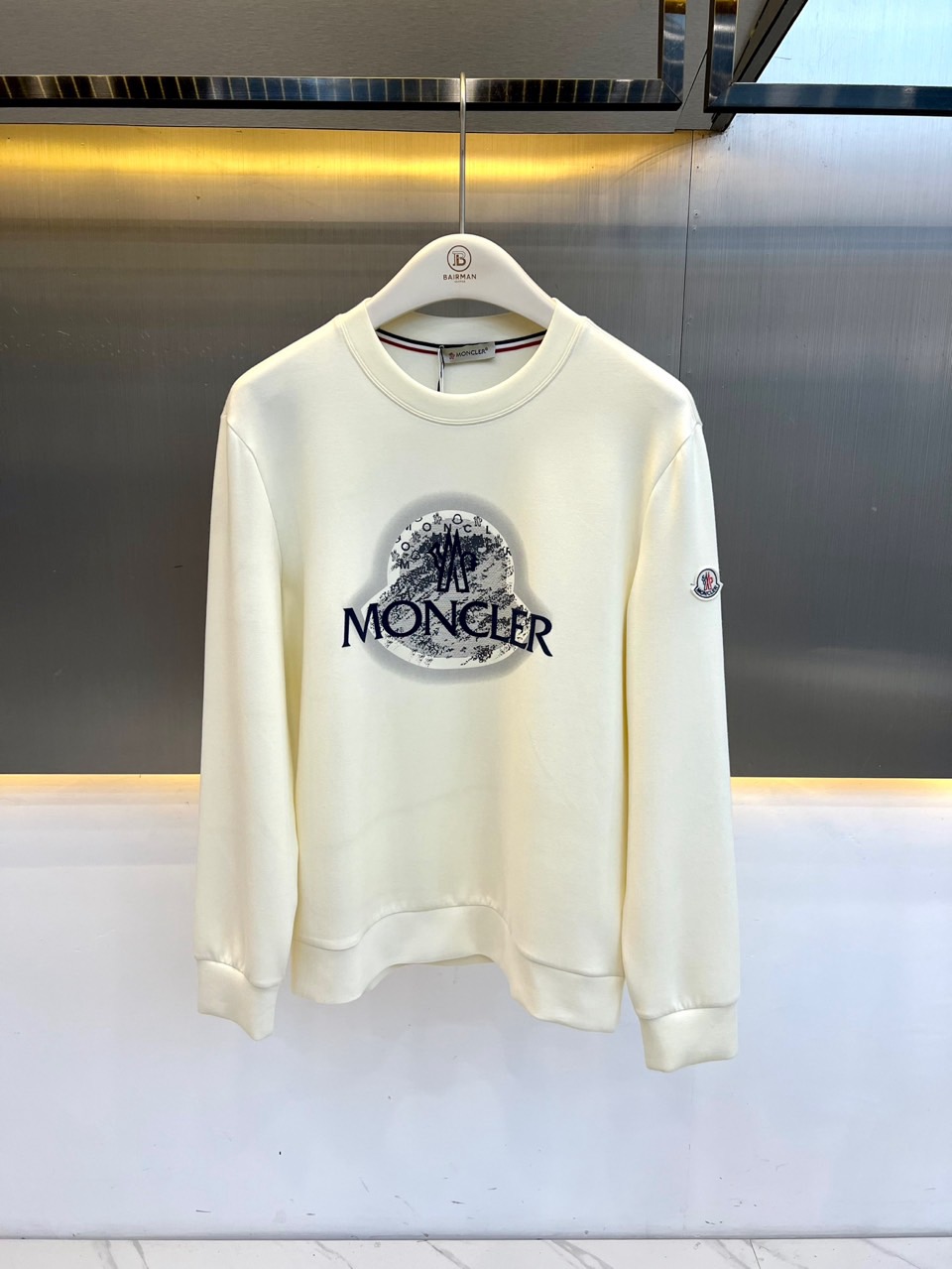 Mon蒙口、2026秋冬新品经典圆领卫衣。 这件衣服上身简直就是秋冬型男的通关密码！经典的纯色调自带高级感，随便一搭就能