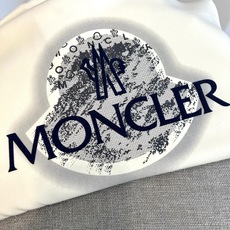 Mon蒙口、2026秋冬新品经典圆领卫衣。 这件衣服上身简直就是秋冬型男的通关密码!经典的纯色调自带高级感,随便一搭就能 Mon蒙口、2026秋冬新品经典圆领卫衣。 这件衣服上身简直就是秋冬型男的通关密码!经典的纯色调自带高级感,随便一搭就能