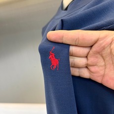 Polo Ralph Lauren拉夫劳伦、2026秋冬新品男士小马标长袖打底衫。 秋天内搭这件,高级感直接拉满! 剪裁 Polo Ralph Lauren拉夫劳伦、2026秋冬新品男士小马标长袖打底衫。 秋天内搭这件,高级感直接拉满! 剪裁