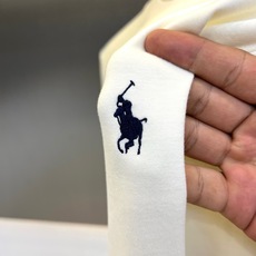 Polo Ralph Lauren拉夫劳伦、2026秋冬新品男士小马标长袖打底衫。 秋天内搭这件,高级感直接拉满! 剪裁 Polo Ralph Lauren拉夫劳伦、2026秋冬新品男士小马标长袖打底衫。 秋天内搭这件,高级感直接拉满! 剪裁