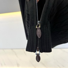 Brunello Cucinelli-BC、2026秋冬新品羊毛绞花针织开衫。 秋冬质感天花板!这件针织衫直接封神。 老 Brunello Cucinelli-BC、2026秋冬新品羊毛绞花针织开衫。 秋冬质感天花板!这件针织衫直接封神。 老