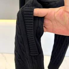 Brunello Cucinelli-BC、2026秋冬新品羊毛绞花针织开衫。 秋冬质感天花板!这件针织衫直接封神。 老 Brunello Cucinelli-BC、2026秋冬新品羊毛绞花针织开衫。 秋冬质感天花板!这件针织衫直接封神。 老