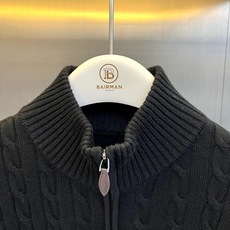 Brunello Cucinelli-BC、2026秋冬新品羊毛绞花针织开衫。 秋冬质感天花板!这件针织衫直接封神。 老 Brunello Cucinelli-BC、2026秋冬新品羊毛绞花针织开衫。 秋冬质感天花板!这件针织衫直接封神。 老