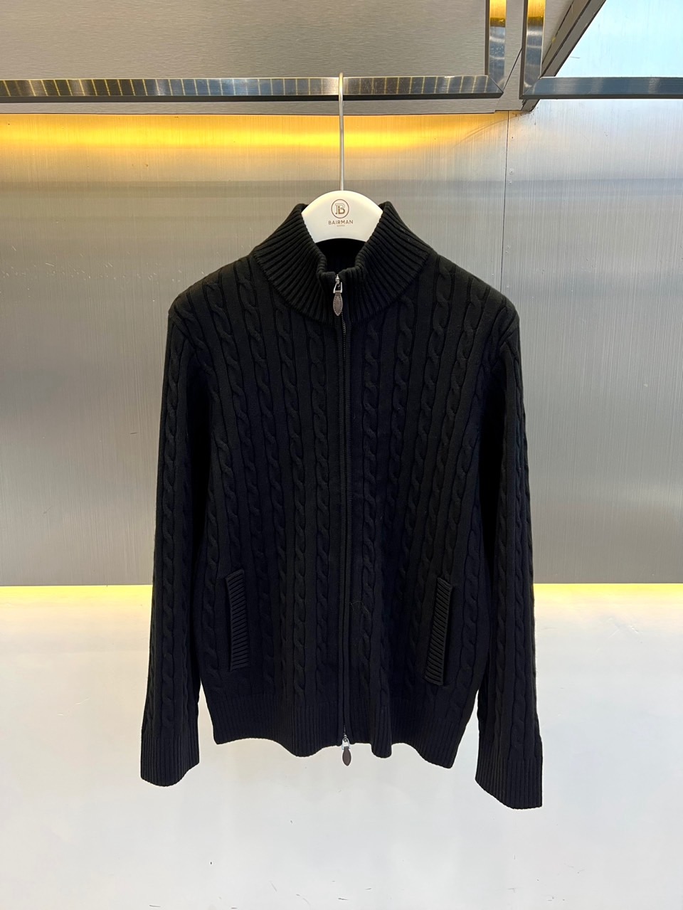 Brunello Cucinelli-BC、2026秋冬新品羊毛绞花针织开衫。 秋冬质感天花板！这件针织衫直接封神。 老